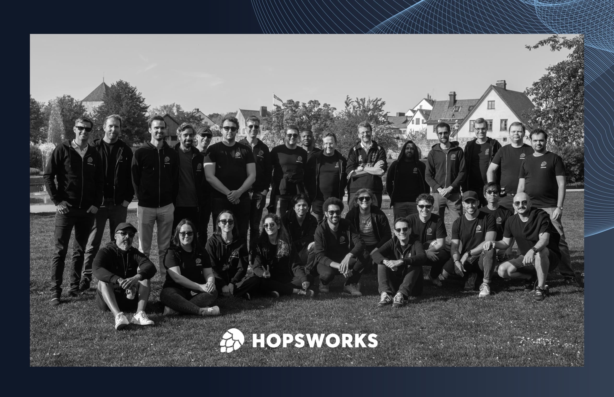 Hopsworks team utomhus framför byggnader, som illustrerar teamandan på Hopsworks