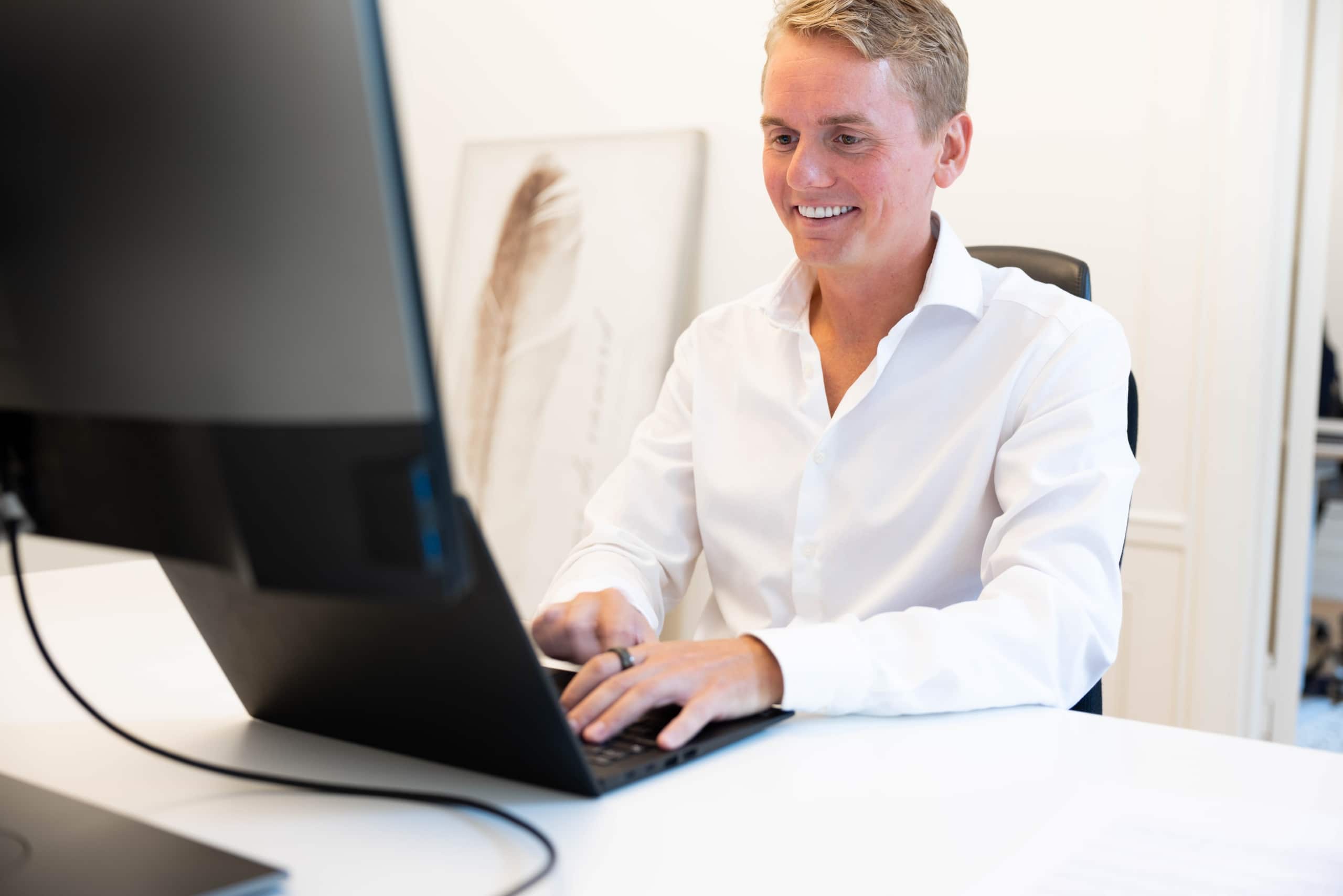 Grim Sjöberg, CFO på Inex One, arbetar vid sin laptop.